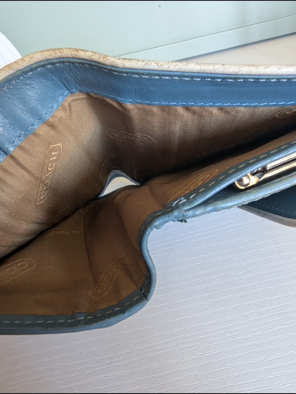 vintage Coach wallet, likely fromt early 2000s - Picture 11 of 12